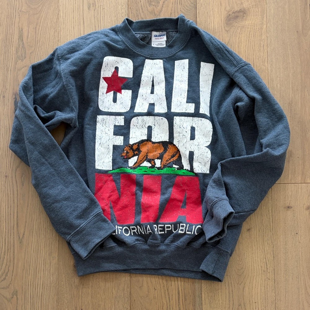 Gildan Women’s California Republic Graphic Sweatshirt - Dark Charcoal/Red